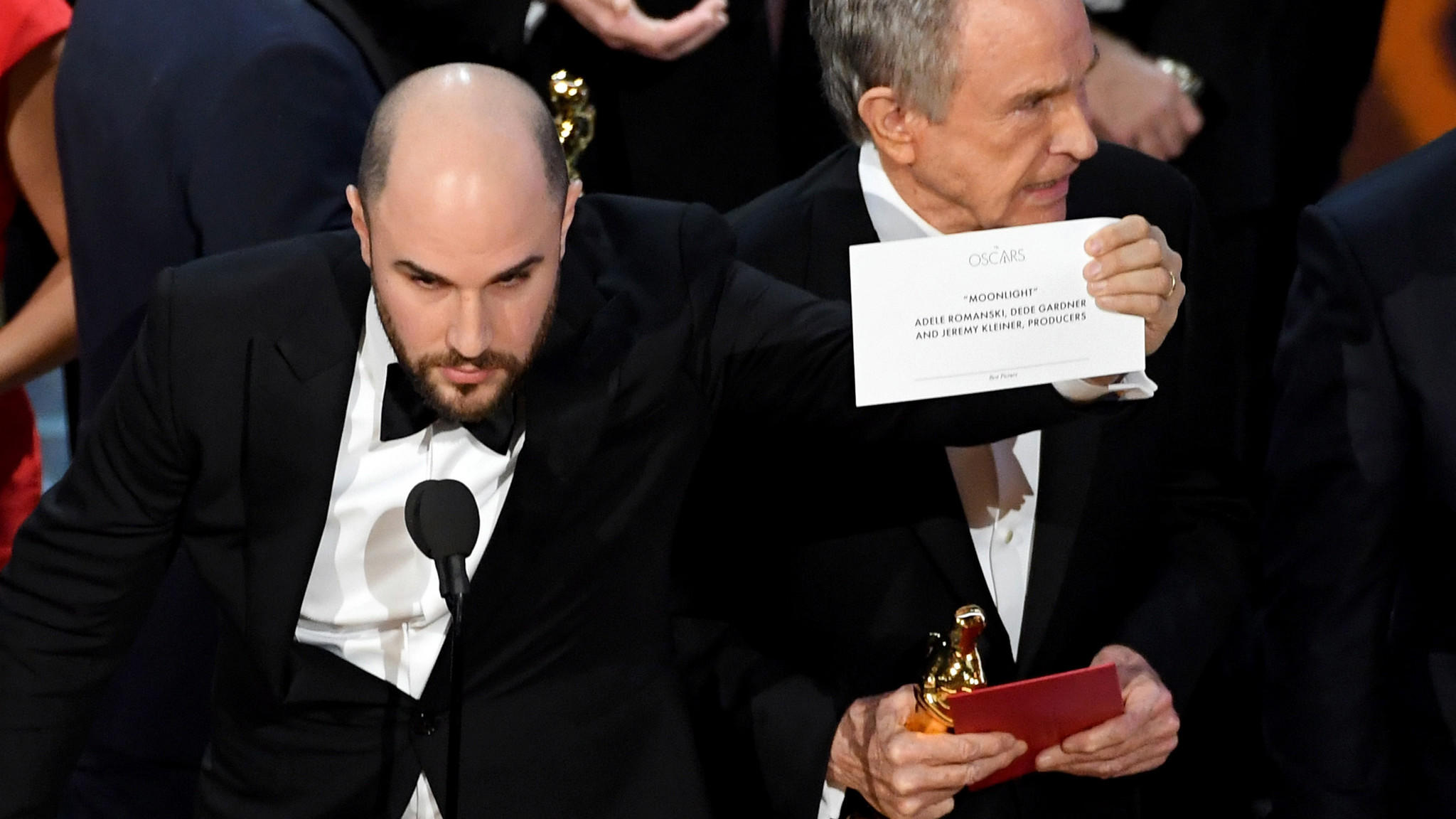 Jordan Horowitz makes sure that everyone sees who is the actual Best Picture winner of The Oscars 2017 | onetakekate.com