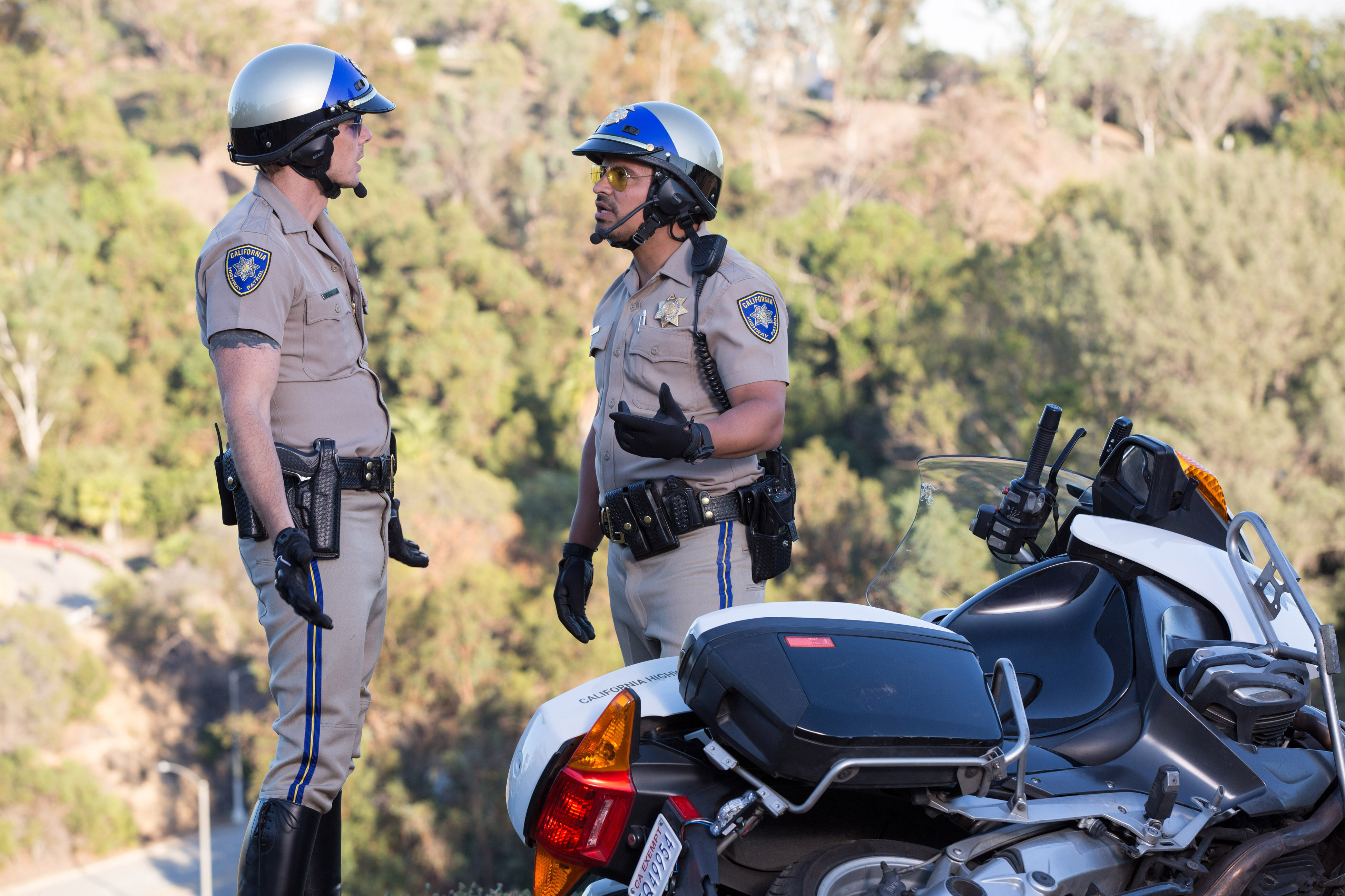 Dax Shepard as Officer Jon Baker and Michael Pena as Officer Frank 'Ponch' Poncherello. Original Image via: Photo/Warner Brothers and eveningexpress.co.uk | onetkatekate.com