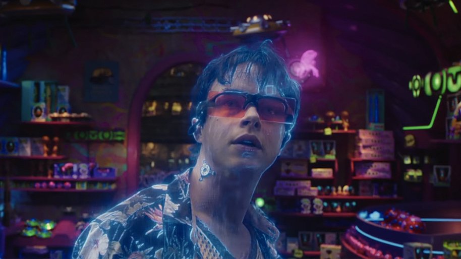 Dane DeHaan living in alternate realities in Valerian... Image via craveonline.com | Valerian and the City of a Thousand Planets movie review | onetakekate.com